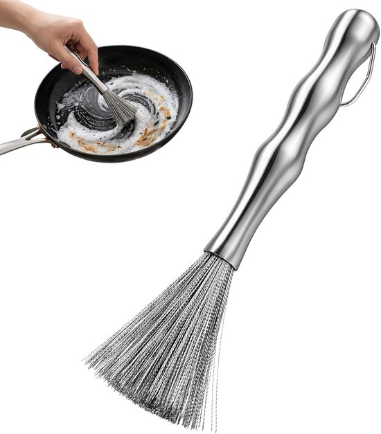 Roestvrijstalen draadborstel met ergonomische handgreep die wordt gebruikt om een pan met zeepsop schoon te maken.