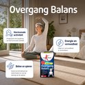 Vrouw in meditatiehouding, Lucovitaal "Overgang Balans" doosje, met iconen voor "Hormonale activiteit" en "Energie en vermoeidheid".