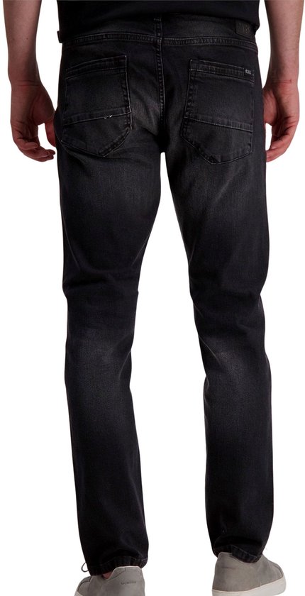 Achterkant van een man in een donkergrijze jeans met een rechte pasvorm.