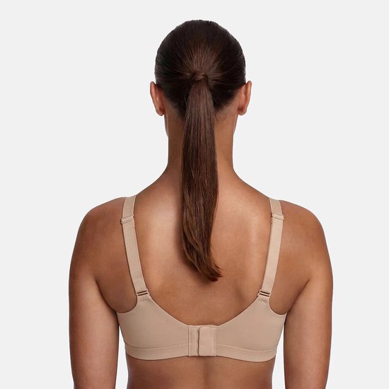 Achterkant van een naadloze, beige beha met verstelbare bandjes en een haaksluiting op de rug.