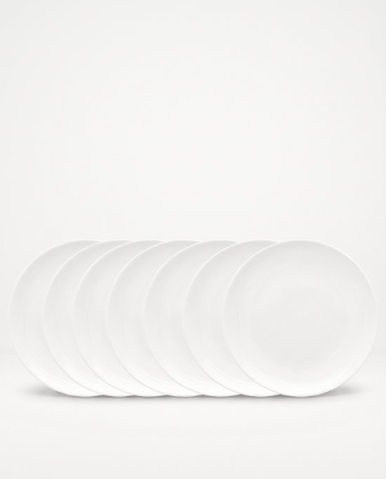 Zeven witte, ronde ontbijtborden van porselein, 18 cm.
