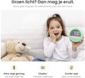 Kind met slaaptrainer die groen licht geeft, naast een teddybeer; eenvoudig in gebruik zonder app.