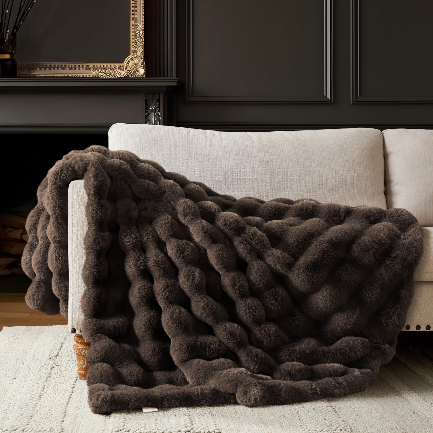 Famanu Fleecedeken met bubbeldesign van 130 x 150 cm in bruin, luxe en warm, perfect voor bank of bed, veelzijdig inzetbaar en onderhoudsvriendelijk