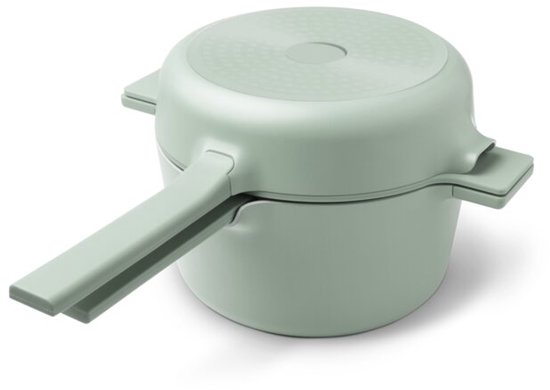 Jade groene compacte stapelbare pan met deksel en lange steel, geschikt voor inductie.