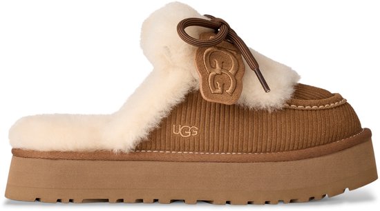 Bruine corduroy pantoffels met crèmekleurige voering, veters en UGG-logo aan de zijkant.