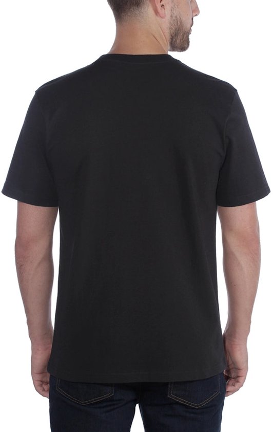 Aanzicht vanaf de rug van een man in een zwart T-shirt met ronde hals en donkere jeans.
