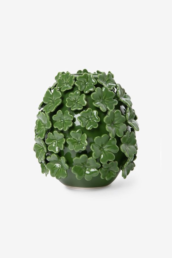 Groene keramieken vaas versierd met driedimensionale klavertjesbladeren.