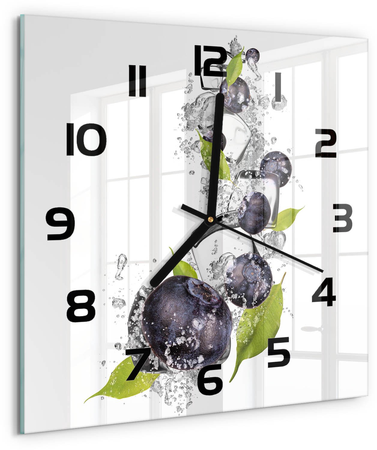 Tulup Wandklok - Bosbessen met ijs Gekleurde Glazen Klok - 30x30 cm - Zwart Glazen Klok Met Print - Zwarte handen - Vierkante Klok - Moderne Wandklok Glas - Wandklok Glas Decoratie