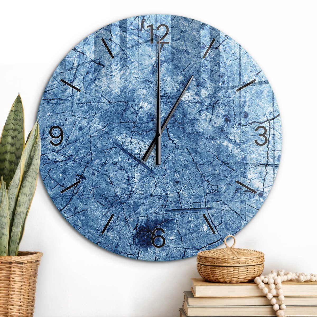 ArtPrintCave Blauw Glazen Klok - Wandklok 60 cm - Muurklok Rond - Blauwe Scheuren Unieke Klok - Natuur Stille Wandklok - Zwarte Klokwijzers