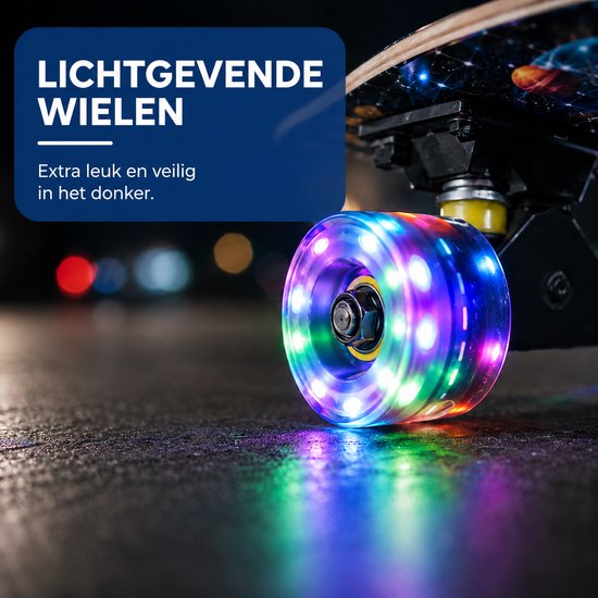 Close-up van een lichtgevend, veelkleurig skateboardwiel op asfalt, dat licht geeft in het donker.