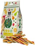 Verpakking Garden Bites Fruit Blast 'Dental Twizzlers' met fruitafbeeldingen en een hondje, met ernaast 10 twisters in fruitkleuren.