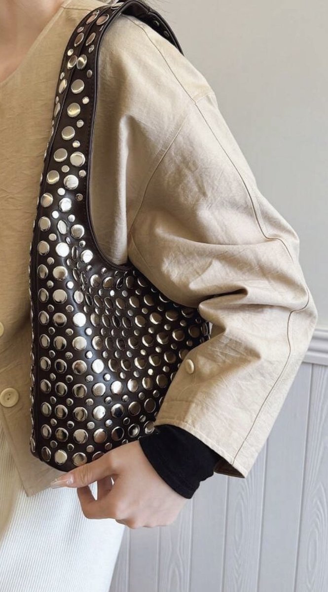 Schoudertas - tas met studs- bruine tas - croissant tas - bruine schoudertas - bowling tas - schoudertas met franjes - bag - sholder bag - handbag - handtas - tas - vanity tas - buideltas - statement tas - shoulderbag - hobo tas - shopper met studs