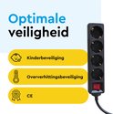 Zwarte stekkerdoos met 4 stopcontacten, verlichte schakelaar, kinderbeveiliging en oververhittingsbeveiliging.