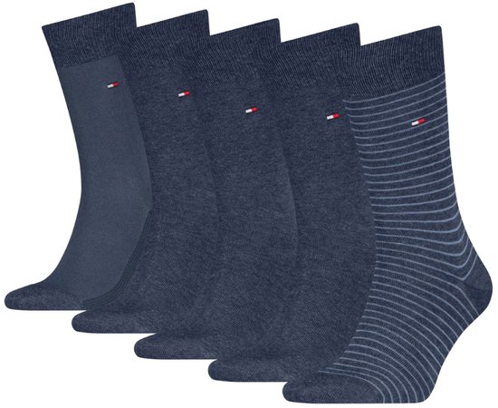 Vijf donkerblauwe Tommy Hilfiger sokken: één effen donkerblauw, drie effen middelsblauw met logo, één gestreept middelsblauw.