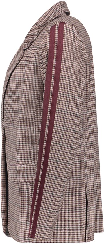 Zijzicht van een bruin geruite blazer met bordeauxrode bies op de mouw.