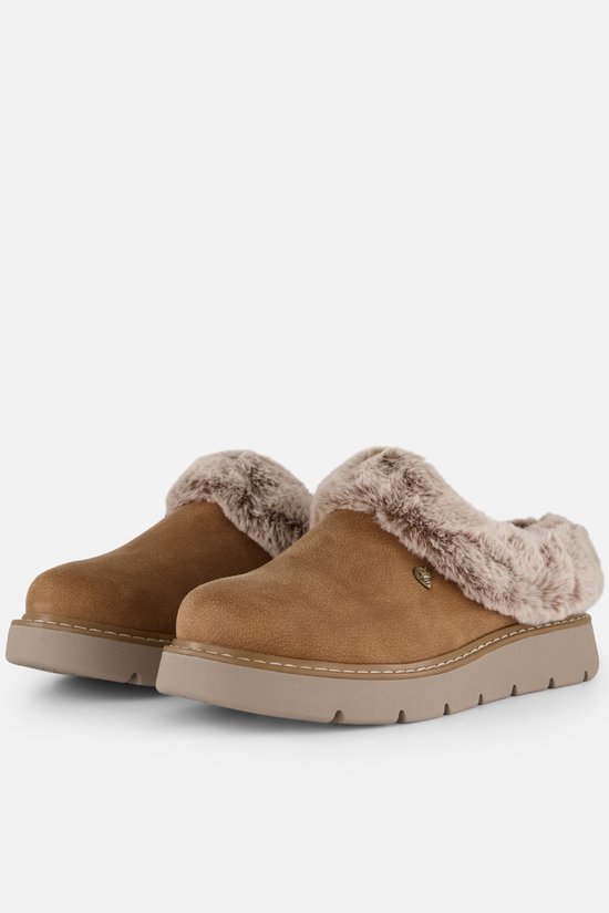 Mules marron en suède avec bordure en fausse fourrure beige et semelle épaisse en caoutchouc.