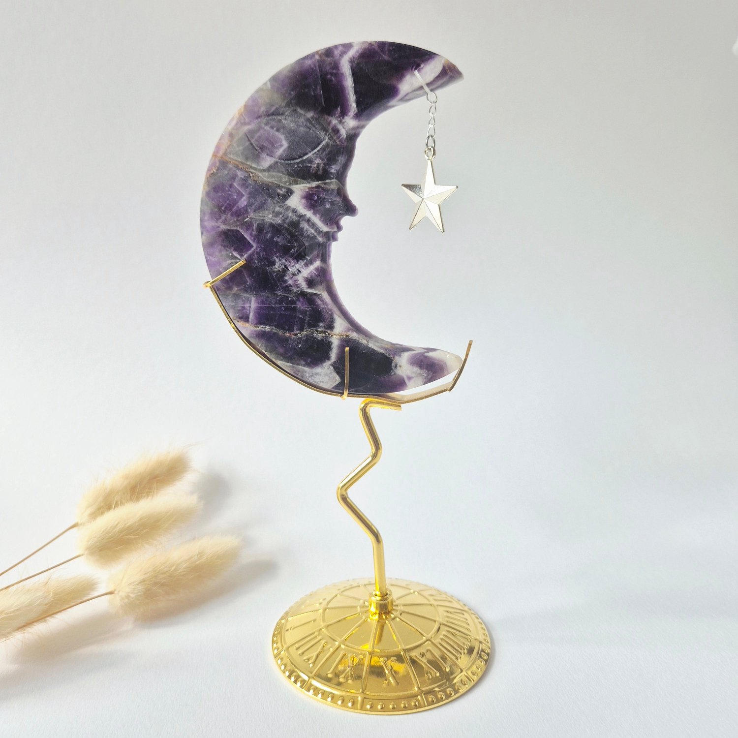 Moonlight Gemstones Dream Amethist Maan op Goudkleurige Standaard – 10cm #19 - Edelsteen Gezicht Gravure Spiritueel Interieur Meerkleurig