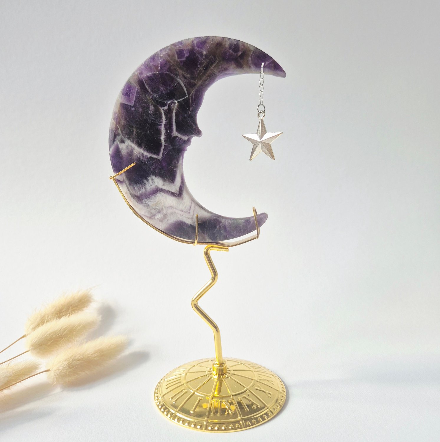 Moonlight Gemstones Dream Amethist Maan op Goudkleurige Standaard – 10cm #28 - Edelsteen Gezicht Gravure Spiritueel Interieur Meerkleurig