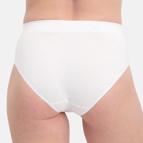 Achterkant van een witte naadloze slip van Bamboo Basics.