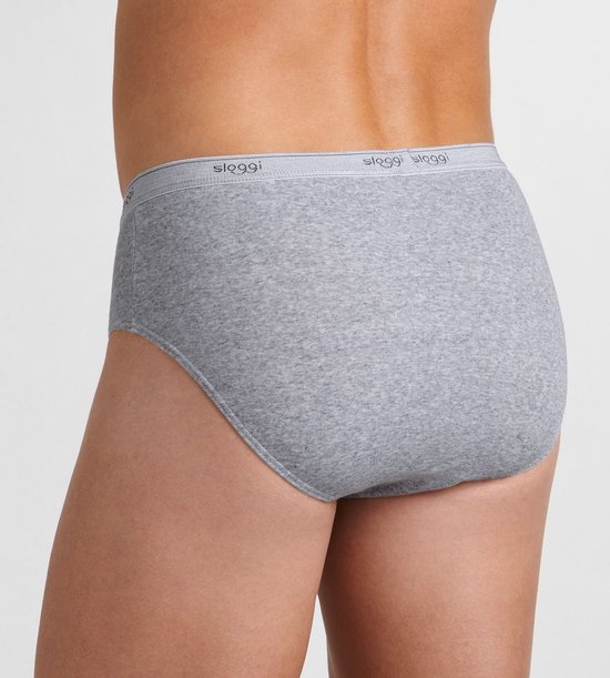 Grijze herenslip op een model, achterkant met elastische tailleband en Sloggi-logo.