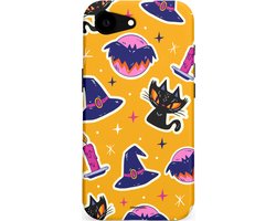 Casetastic hoesje geschikt voor Apple iPhone 16e / Apple iPhone 17e - MagSafe - Dubbellaagse bescherming - Halloween Cats & Candles - Fashion Case - Geel Paars Zwart