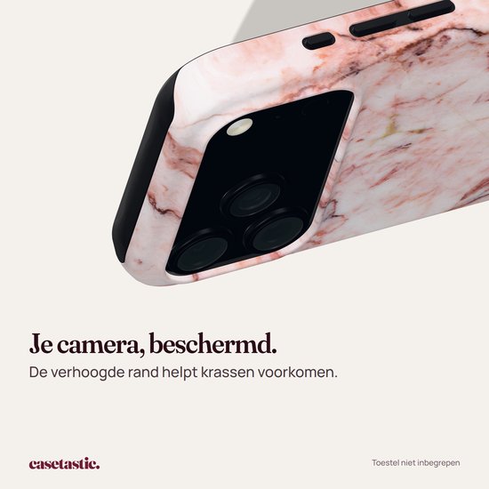 Detail van een roze marmeren telefoonhoesje met een verhoogde rand rond de zwarte cameramodule ter bescherming.