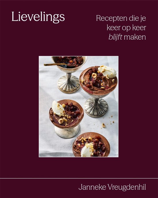Boek met de titel 'Lievelings', recepten die je keer op keer blijft maken. Chocolademousse desserts met kersen en nootjes.