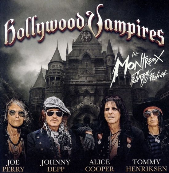 Joe Perry, Johnny Depp, Alice Cooper en Tommy Henriksen van Hollywood Vampires staan voor een spookachtig kasteel met 'Hollywood Vampires At Montreux Jazz Festival' in tekst.