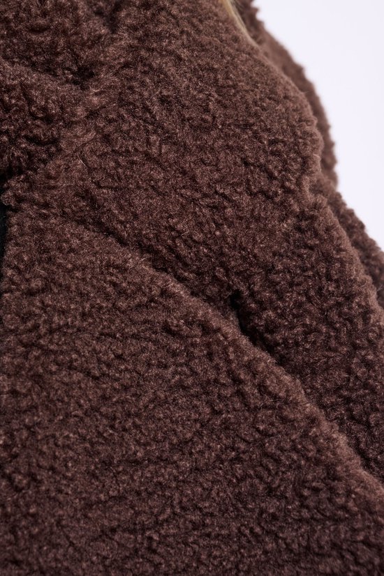 Close-up van de bruine teddy stof van een sjaal of handschoen.