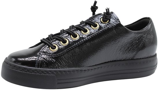 Zij-aanzicht van een zwarte lakleren Paul Green sneaker met gouden veterringen en zwarte veters.