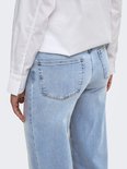 Detail van de achterzakken van de ONLMADISON jeans, gedragen met een wit overhemd.