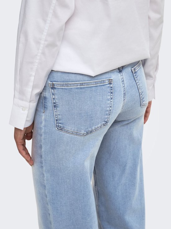 Detail van de achterzakken van de ONLMADISON jeans, gedragen met een wit overhemd.