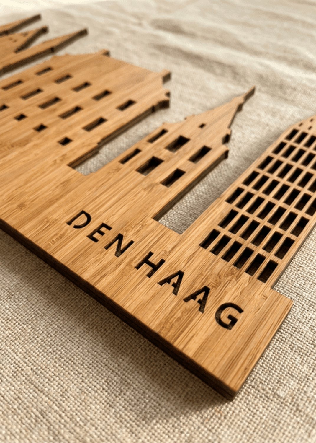 Houten Skyline Den Haag | Wanddecoratie voor aan de muur | Bamboe | 70 x 14 cm