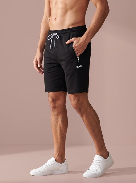 Zij-aanzicht van een zwarte sportshort met Sjeng-logo en ritszak, op een man.