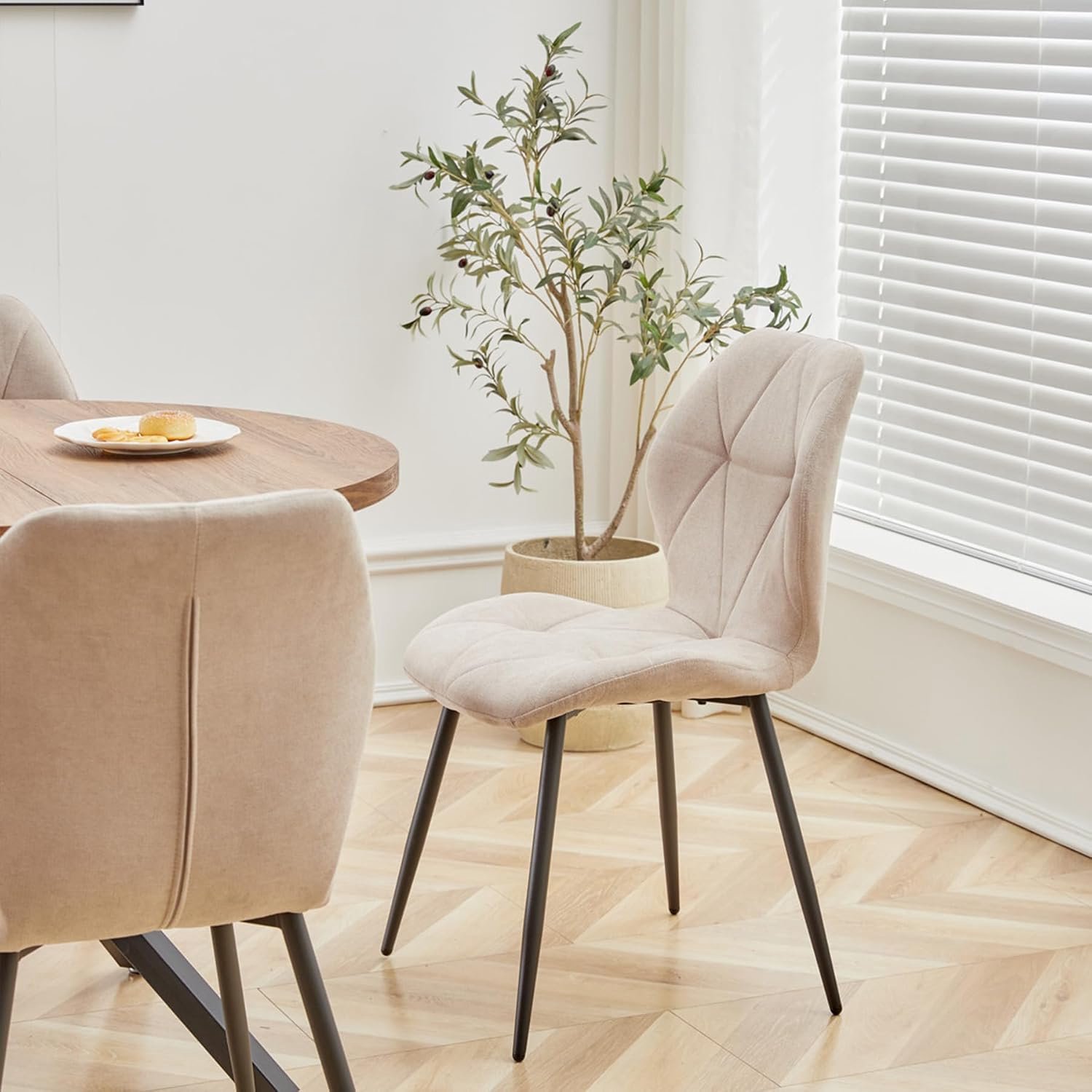 Set van 4 Eetkamerstoelen Kaki met Linnen Bekleding, Geruite Rugleuning, Schuimvulling en Zwarte Metalen Poten, Moderne Keukenstoelen zonder Armleuningen, Ruimtebesparend Design, 50 x 50 x 78 cm