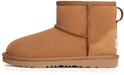 Klassieke cognacbruine suède enkellaars met UGG-label en platte rubberen zool.