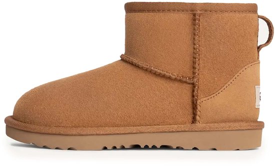 Klassieke cognacbruine suède enkellaars met UGG-label en platte rubberen zool.