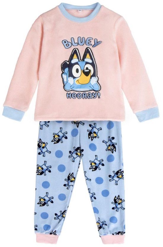 Roze fleecetrui met Bluey en tekst 'HOORAY!', gecombineerd met een lichtblauwe broek met stippen.