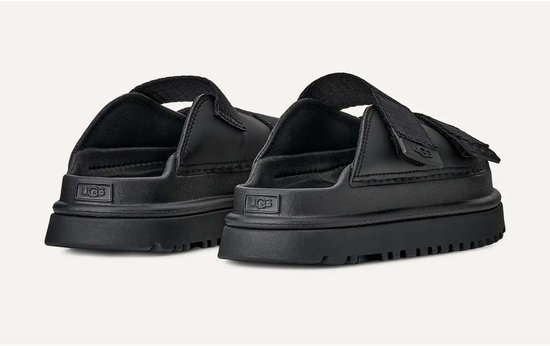 Zwarte UGG Goldenglow sandalen van achteren gezien, met een dikke profielzool en het UGG-logo op de hiel.