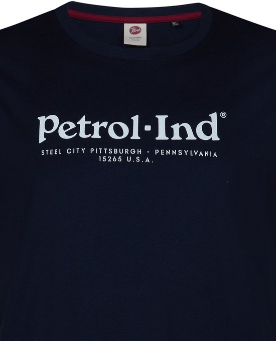 Donkerblauw T-shirt met witte 'Petrol-Ind' tekstprint en Pittsburgh-locatiegegevens op de borst.