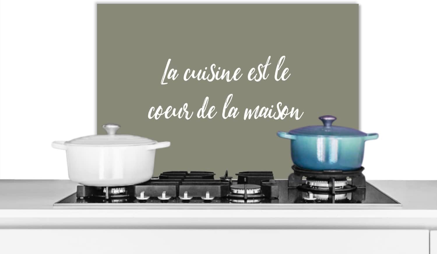 Spatscherm Keuken - 60x40 cm - Spreuken - Olijfgroen - La cuisine est le coeur de la maison - Quote