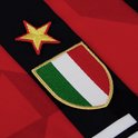 Close-up van de geborduurde gouden ster boven het Italiaanse scudetto-schild op het voetbalshirt.