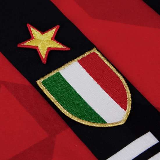 Close-up van de geborduurde gouden ster boven het Italiaanse scudetto-schild op het voetbalshirt.