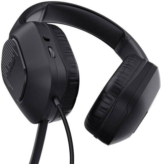 Close-up van de zwarte Trust GXT 415 Zirox gamingheadset met volumeregeling en microfoonkabel aan de zijkant.