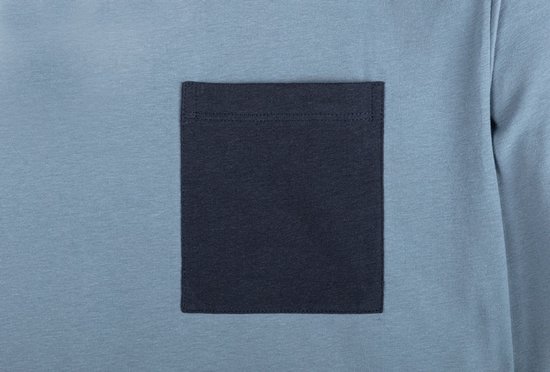 Lichtblauwe pyjamatop met donkerblauwe borstzak.