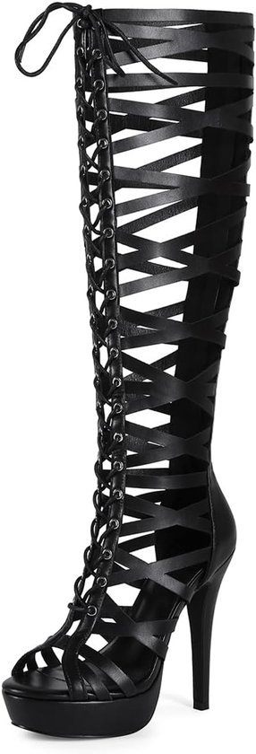 Detail van een lange zwarte plateauhak met veters aan de voorkant en criss-cross bandjes over het been.
