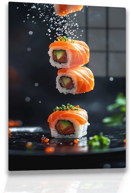 Twee zalmrolletjes met avocado en kaviaar vallen in water, op een zwarte ondergrond met bubbels en groen.