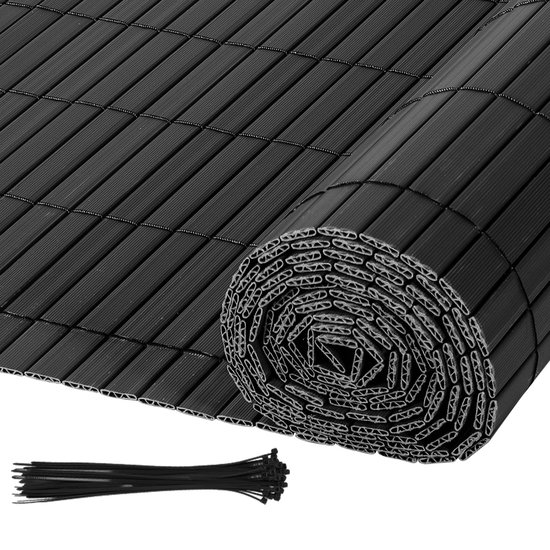 Een opgerolde mat van donkergrijs PVC met verticale lamellen, met bijgevoegde kabelbinders.