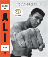 Boekomslag van "Ali: A Life" van Jonathan Eig. Een close-up van Muhammad Ali's vuist, met de titel "ALI" en de tekst "New York Times Bestseller".