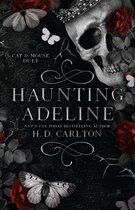 Boekomslag met een schedel, rode rozen, takken en vlinders. Teks: CAT & MOUSE DUET, HAUNTING ADELINE, H. D. CARLTON.